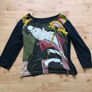 Cool tröja - En jätte fin cool tröja köpt på secondhand, kontakta gärna innan köp:)