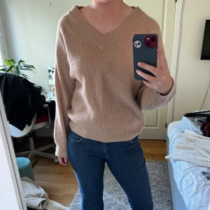 Snygg stickad tröja med V ringning - En jätte snygg oanvänd stickad tröja med V ringning 