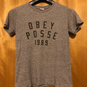 Obey tshirt  - Dam tshirt  Xs-s Mjukt tunnare tyg