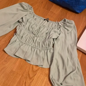 Ljusgrön top  - Inte använd  Blus 