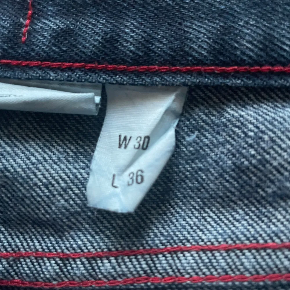Från 2000-talet med riktigt bra skick och kvalitet, knappen saknas men går lätt att fixa med ett bälte🤝 . Jeans & Byxor.