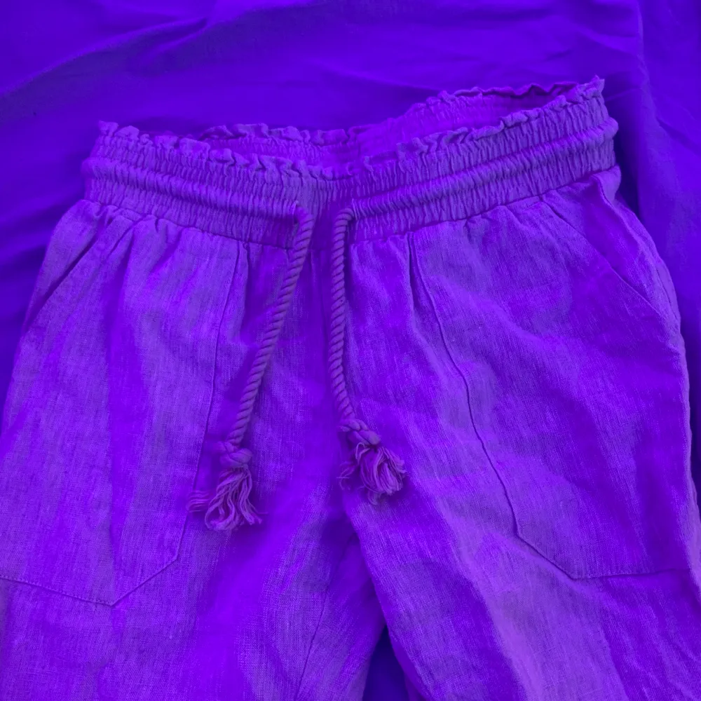 Kollar om någon vill köpa dessa lågmidjade linnebyxor från skagen clothing, perfekta nu till sommaren!💓 knappast använda, nypris 800 säljer för 550!💕. Jeans & Byxor.