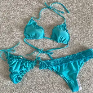 Bikini från Calzedonia. Överdel storlek 75B och båda trosor i storlek S. Endast använd en gång på spa, bikinitrosan till vänster är oanvänd. I mycket bra skick. Ordinariepris över 1000kr.