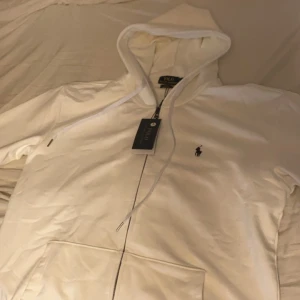 Ralph lauren Zip Hoodie  - Aldrig använd, 10/10 skick bara testat där den var för stor för mig den är i storlek L