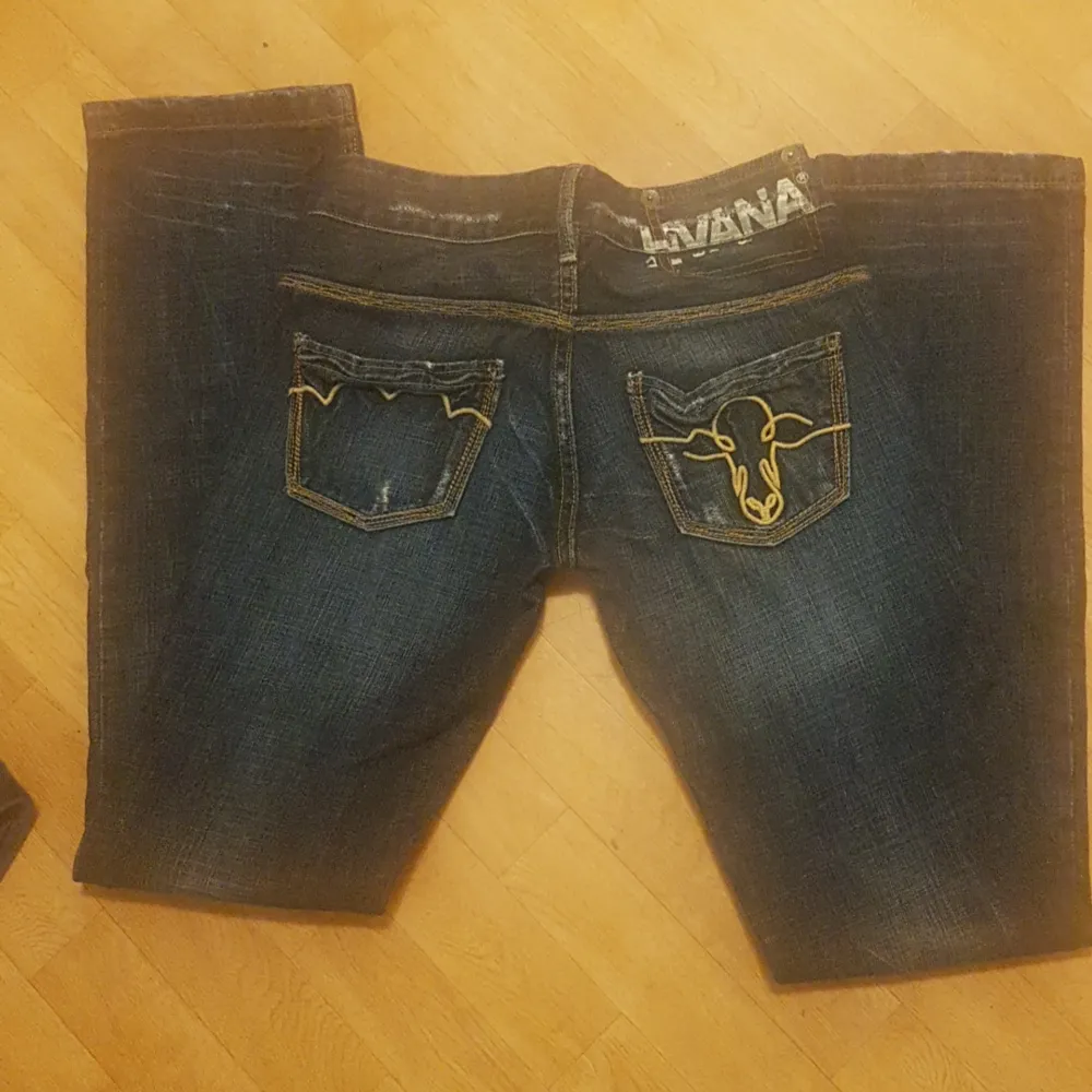 Vintage från Hvana. Jeans i sliten modell.  Låga i midjan . Jeans & Byxor.