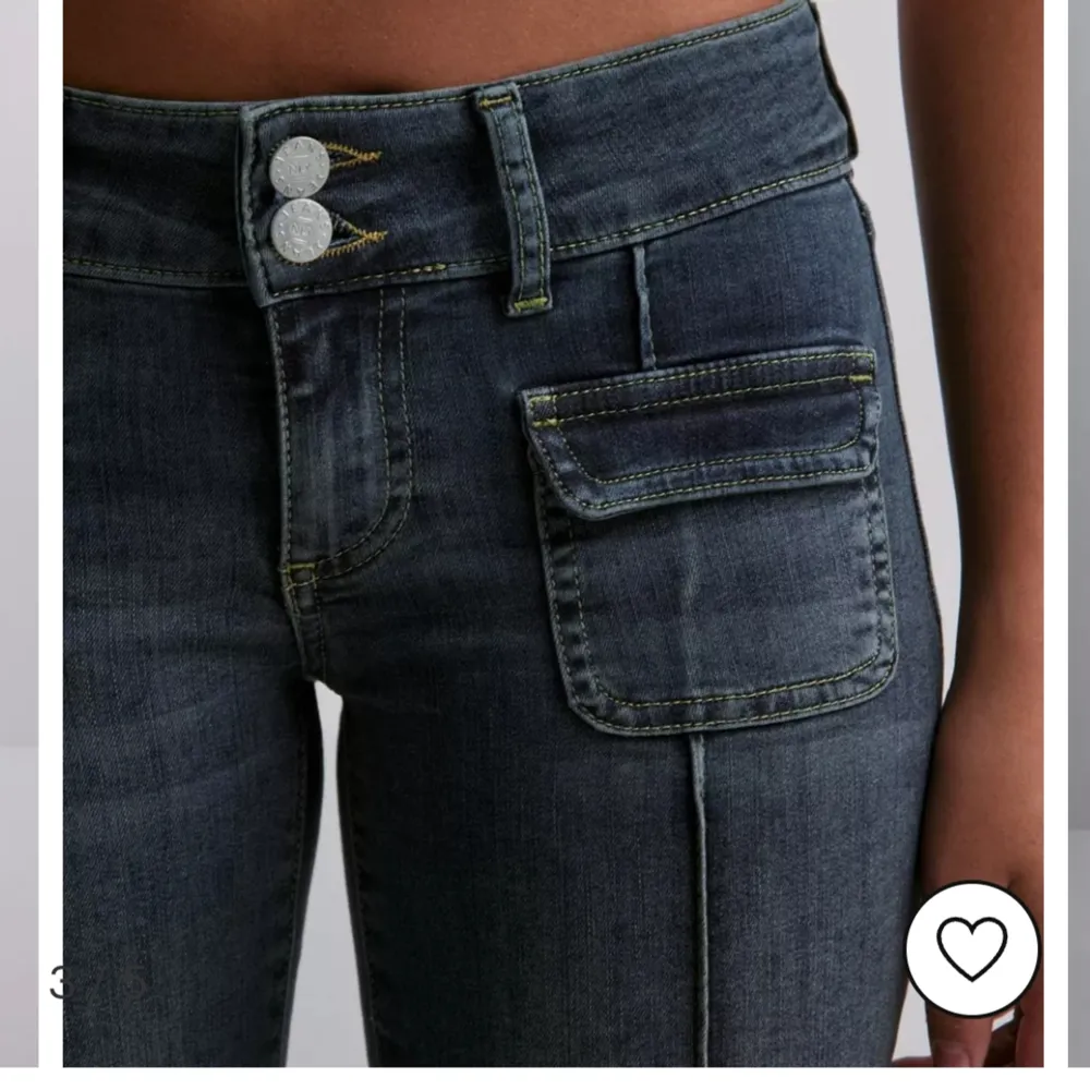 Säljer dessa supersnygga lågmidjade bootcut jeans från Nelly då de tyvärr inte kommer till användning💗Är i nyskick och bara använda 2 gånger💗 Nypris är 699 men säljer för 550kr, kan sänka vid snabbt köp💗. Jeans & Byxor.