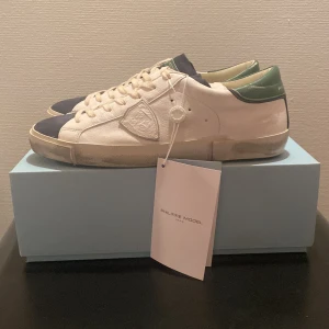 Philippe Model Skor - Säljer mina helt nya Philippe Model skor. Dem är helt oandvända, kvitto finns. Ny pris ca 4000. Säljer för 2899. Hör av dig om du har några frågor