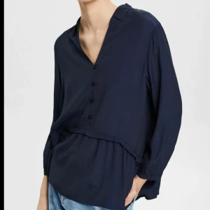 Esprit blus  - Marinblå blus från Esprit, använts kanske 2 gånger