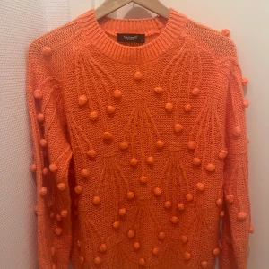 Gosig Tröja!  - En gosig färgglad tröja som passar väldigt bra till sena sommar kvällar! Tröjan passar bra och kan passa även  en liten större storlek än S. Den har endast används 3 ggr. Så passa på! 🧡