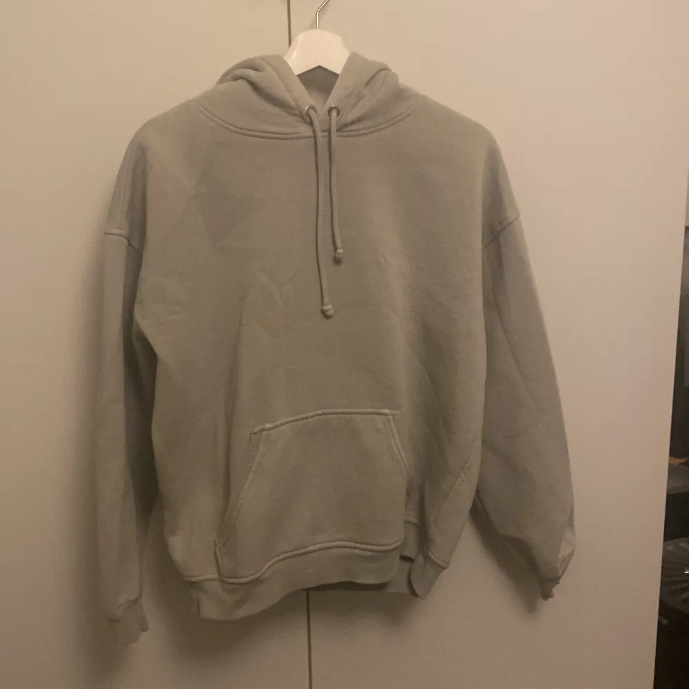 Säljer denna gröna hoodie. Då jag inte använder den längre i storlek XS men skulle säga att jag är ca storlek M så den passar ifrån XS till M ungefär. Tröjan ifrån Gina och är i fint skick. Nypris 599💕. Hoodies.