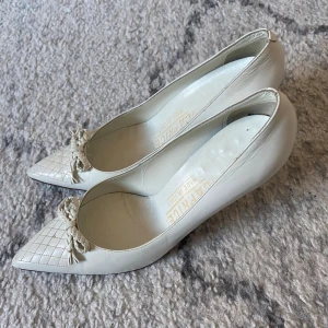 Vita klackskor - Söta vita klackskor med rosett. Storlek 37. Köpte på vinted men kom inte till användning 🤩