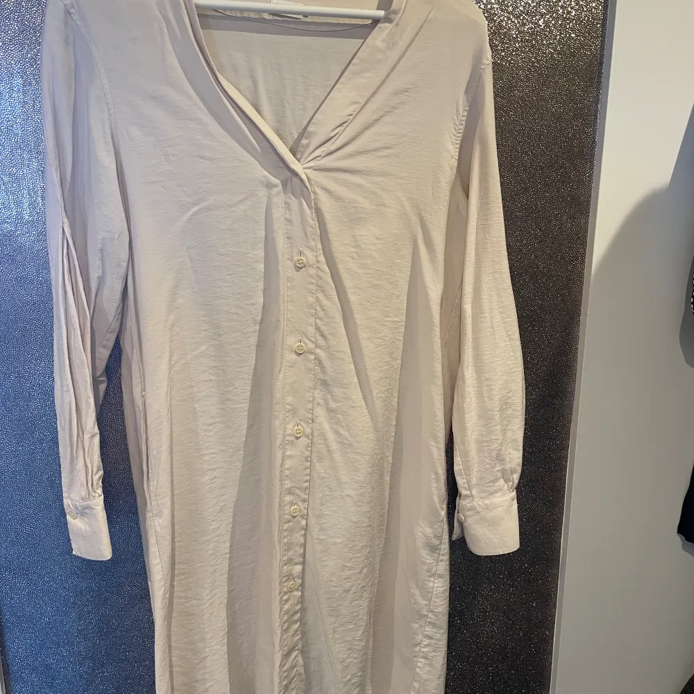 Superfin beige filippa K klänning, perfekt till sommaren med exempelvis ett bälte till. Klänningar.