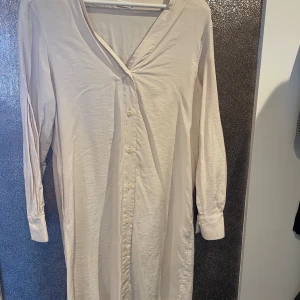 Superfin filippa K klänning - Superfin beige filippa K klänning, perfekt till sommaren med exempelvis ett bälte till