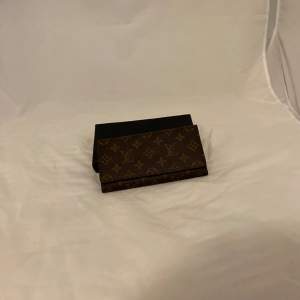 Säljer mammas gamla Louis Vuitton plånbok köptes för 1800kr mitt pris 599kr skriv om ni har frågor😉