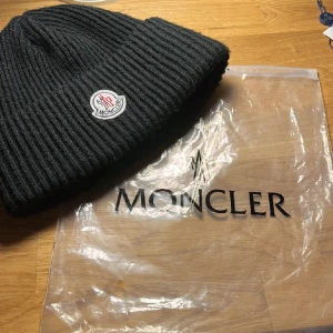 Moncler mössa - Min moncler mössa, bara använd denna vinter, den är i bra skick och är en 1/1