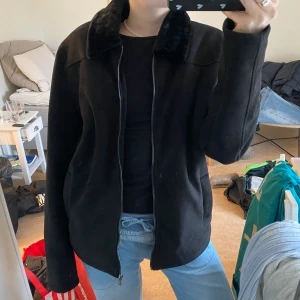 Vårjacka - Skitsnygg kappa-liknande vårjacka, strl l men sitter snyggt oversized på mig med s💕💕