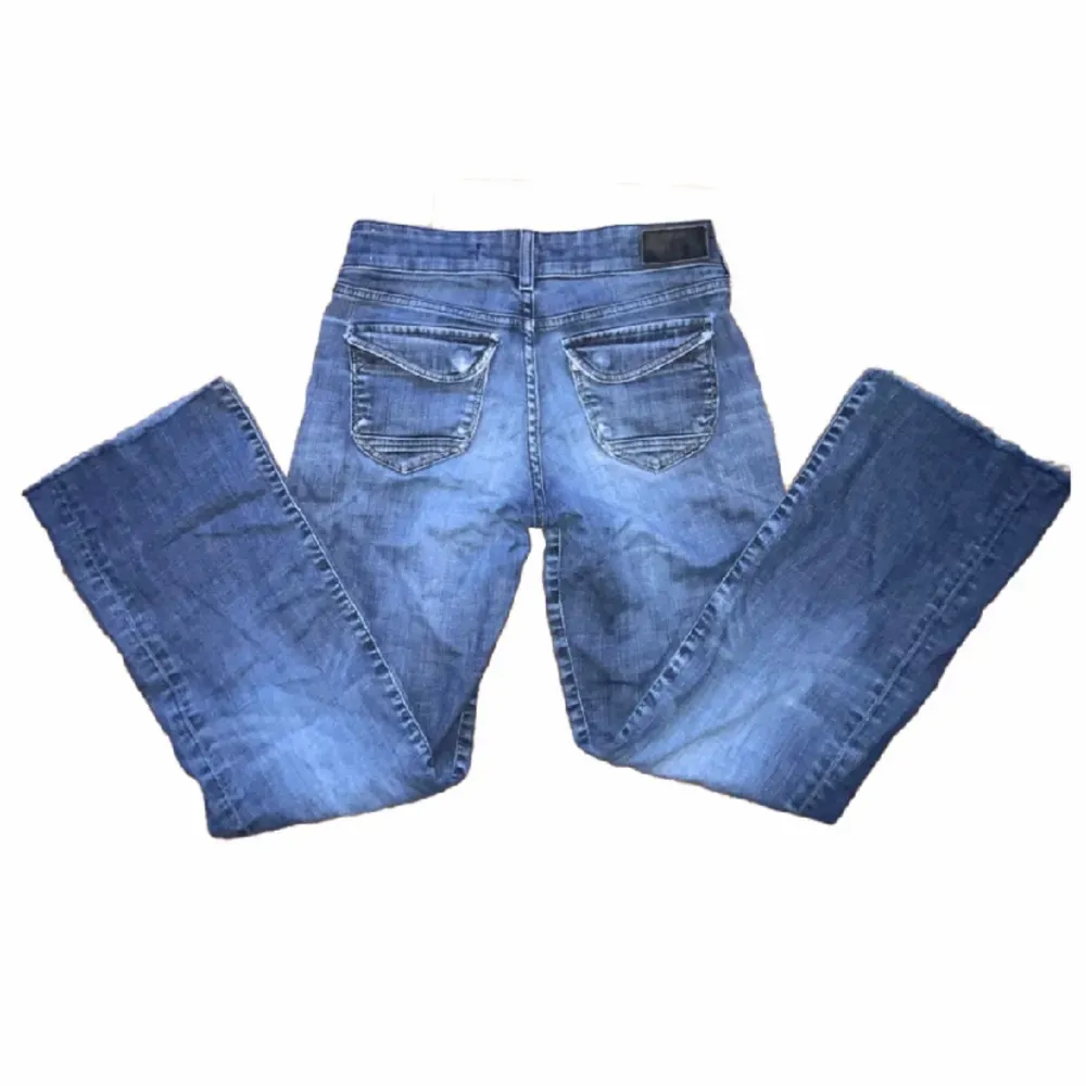 Lågmidjade jeans med dubbla knappar på framsidan och snygga bakfickor🎀 Innerbenslängd: 75 cm - Midjemått tvärs över: 36 cm - Pris är diskuterbart ‼️. Jeans & Byxor.