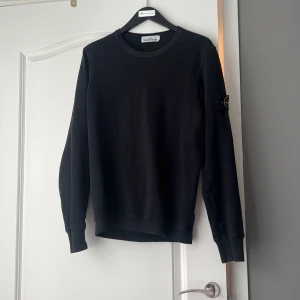 Stone island sweatshirt - Säljer denna riktigt stilrena sweatshirten, plagget är i bra skick ca 9/10, om ni har några funderingar är de bara att skicka ett meddelande 