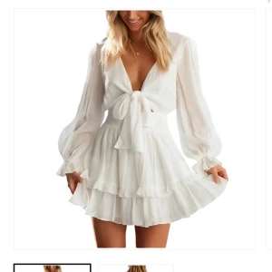 Studentklänning!  - Super fin studentklänning som nyss sålde slut! Så söt med ett knyte i mitten vid brösten! Fick hem den idag så har aldrig använt den mer än att testa och insåg att den inte passade mig! 🥰☺️ Perfekt till studenten, avslutning eller bara som en klänning