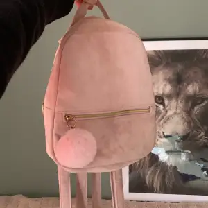 Rosa mini väska från H&M som jag aldrig använt. Den är i ett mjukt material med en rosa fluff boll på dragkedjan, ge gärna prisförslag! 💞