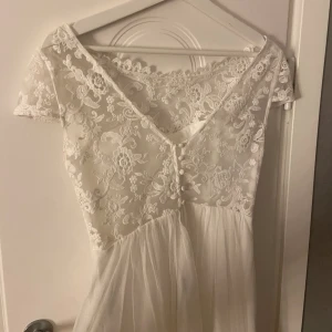 Vit klänning  - Vit jättefin klänning, använd 2 gånger! 