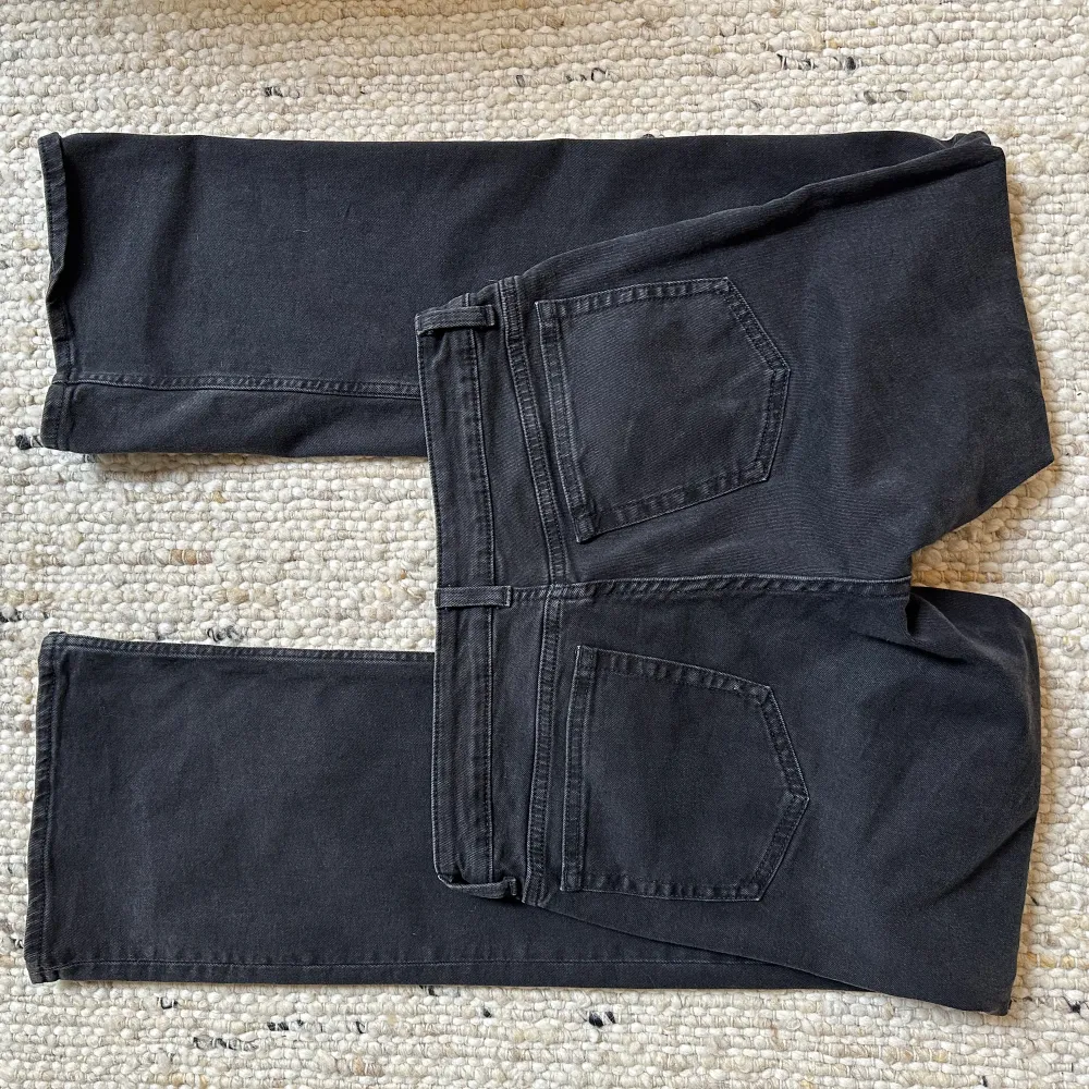 Endast använda några gånger. Lågmidjade bootcut jeans från H&M. Fint skick. . Jeans & Byxor.