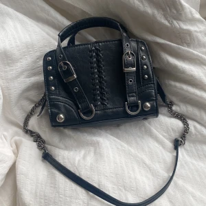 Svart väska  - Svart väska från Zara, fint skick