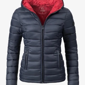 Jacka - Säljer denna jacka från marikoo, köpt för 915kr. Sitter jättefint på kroppen är perfekt i längd och skön att ha på sig.⭐️Skriv dm för mer information och pris kan även diskuteras‼️ Köparen betalar för frakten.