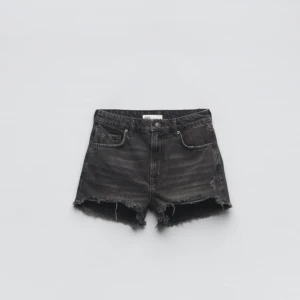 Shorts  - Shorts från zara, de kommer inte till användning för att de är de för små. Passar perfekt nu när sommare närmar sig. De är i storlek 32/xs💗☀️, original priset är 359