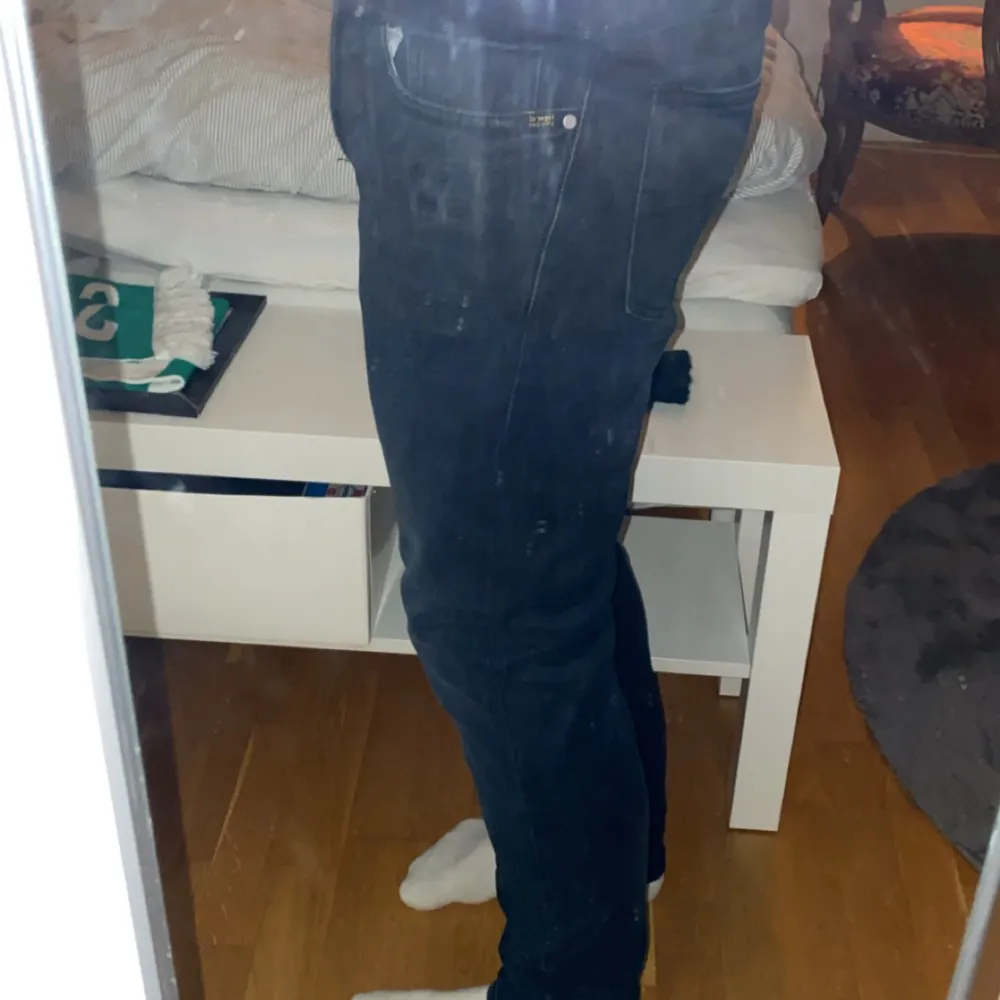 Ett helt par oanvända TIGER OF SWEDEN jeans i storleken 31/32 och färg ”sulphur blue”. Dessa säljs pågrund av modellen inte passade!   Innerbenslängd: 75cm Höft mått: 45 cm  Vid funderingar är det bara skicka ett meddelande! 👊. Jeans & Byxor.
