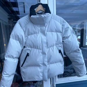 sailracing jacka - En jacka från sailracing som är använd knappt en vinter, som helt ny, inga fläckar eller skador. Den är jätte varm och skön och passar de som är s/m💕Köpt för 5000kr och säljer för 3000 men priset går att diskutera💕