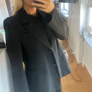 Oversized blazer från Gina.