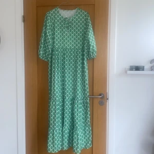 Fin luftig sommarklänning med volanger - Fin luftig  grön sommarklänning med volanger & liten snörning framtill , stl S💚