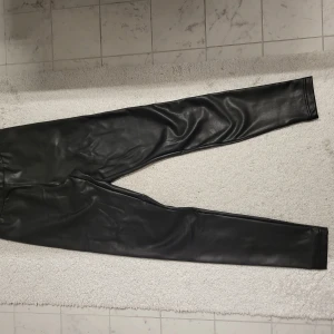 Leggings från konstgjord läder stl xs-s  - Leggings från konstgjord läder stl xs-s. 