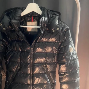 Moncler jacka  - Säljer nu min älskade jacka från Moncler. Fint skick, storlek 12år/xxs🌸 Hör av er vid frågor🥰🌸