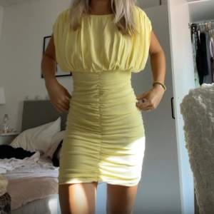 Fin gul klänning inga defekter  Storlek L men jag har vanligtvis S 