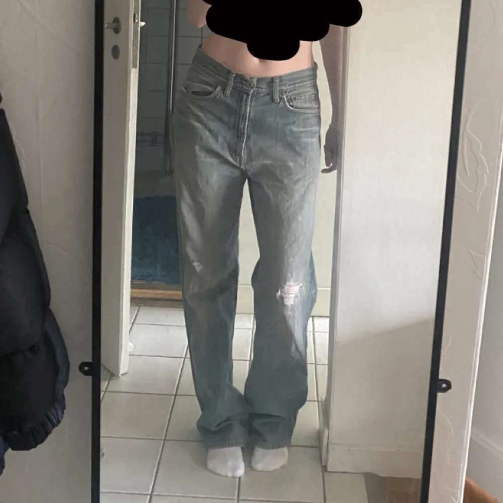 Fina baggy jeans med lite revor i knäna. Lite slitna i hälarna, köpt secondhand. . Jeans & Byxor.