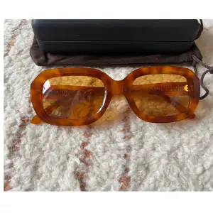 Solglasögon från Corlin Eyewear Modell Casena, hårt fodral medföljer. Se bild tre för repor