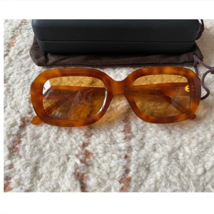 Corlin eyewear casana  - Solglasögon från Corlin Eyewear Modell Casena, hårt fodral medföljer. Se bild tre för repor