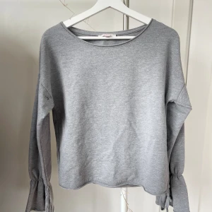 Fin grå tröja med band vid armlederna - Tveka inte på att höra av er för mer information💕