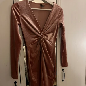 Velvet klänning - En rosa klänning i velvet från H&M i strl XS!💓