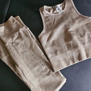 Stronger sett i ny skick  - Säljer ett stronger sett Storlek på thaitsen är xs Storlek på toppen är M Använd max 1 gång 