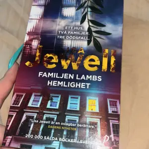 Bok familjen Lambs hemlighet av den populära författaren Lisa Jewell. Läst en gång pytte lite kantstött då jag haft den i väskan, obruten rygg och i gott skick. Säljes pga flytt 