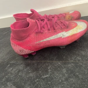 Nike mercurial  - Hej, säljer dessa coola Nike Mbappe skor i denna unika färg. Dessa skor användes 2020 i ca en säsong. Skick får avgöras på bilderna. Skorna finns inte ute mer men de köptes för 3100 men mitt pris 350. Skriv om du har frågor eller funderingar 