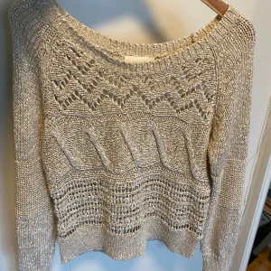 stickad tröja - en stickad tröja i färgen beige