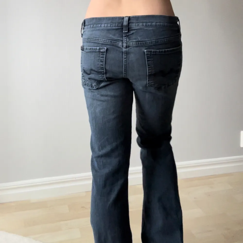 Midjemått tvärsöver 40cm Innerbenslängd 82cm 💓. Jeans & Byxor.