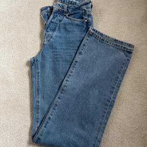 Superfina och sköna blåa raka jeans från NeverDenim (bikbok), säljer pgr av att dem inte används längre:(