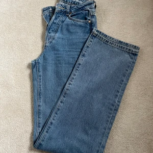 Blåa Jeans - Superfina och sköna blåa raka jeans från NeverDenim (bikbok), säljer pgr av att dem inte används längre:(