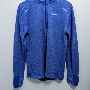 Blå, fordrad Nike-träningströja i nyskick.  Nypris: 650 kr  Hämtas på Ön i Malmö eller skickas per post.