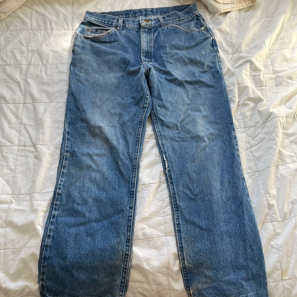 Blåa jeans från lee med straight fit/lite baggy. Jeans & Byxor.